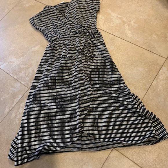 ladie's black and white wrap dress size s new - Picture 3 of 3